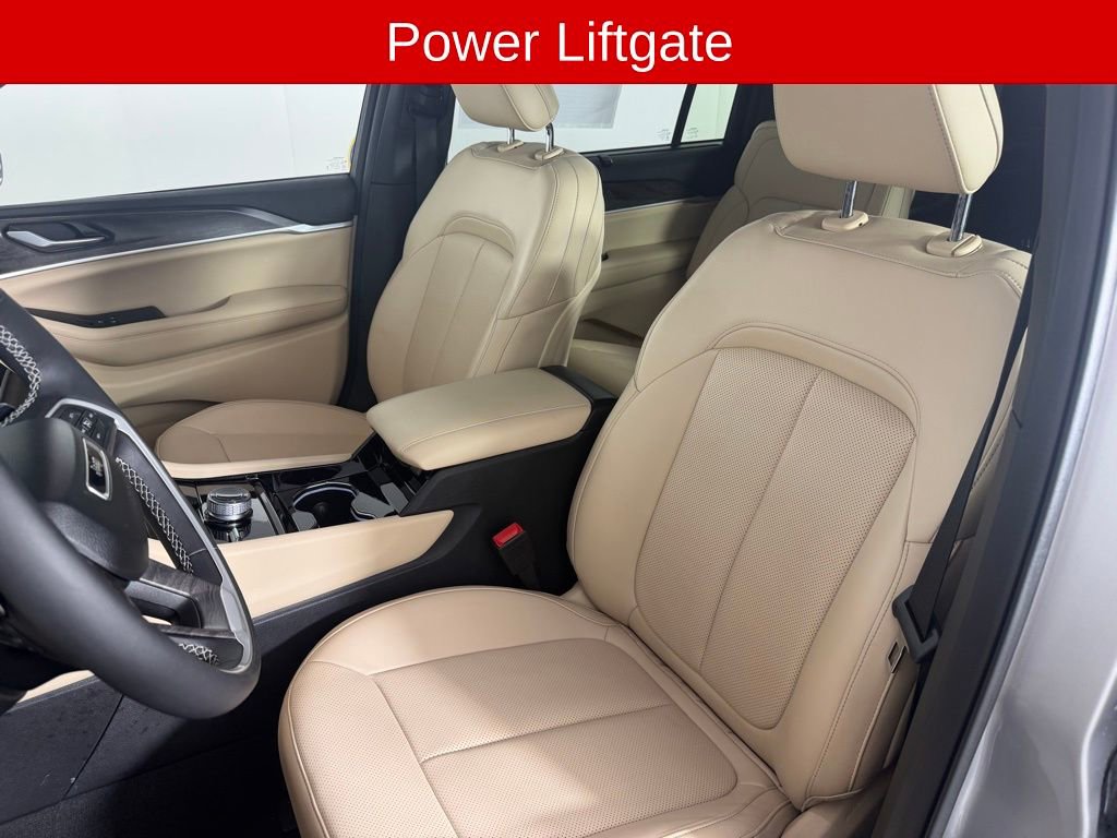 Used 2023 Jeep Grand Cherokee L Limited w/ Luxury Tech Group II AWD/4WD image 11