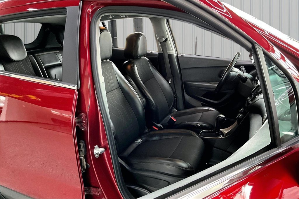 Used 2020 Chevrolet Trax LT w/ Driver Confidence Package AWD/4WD image 28
