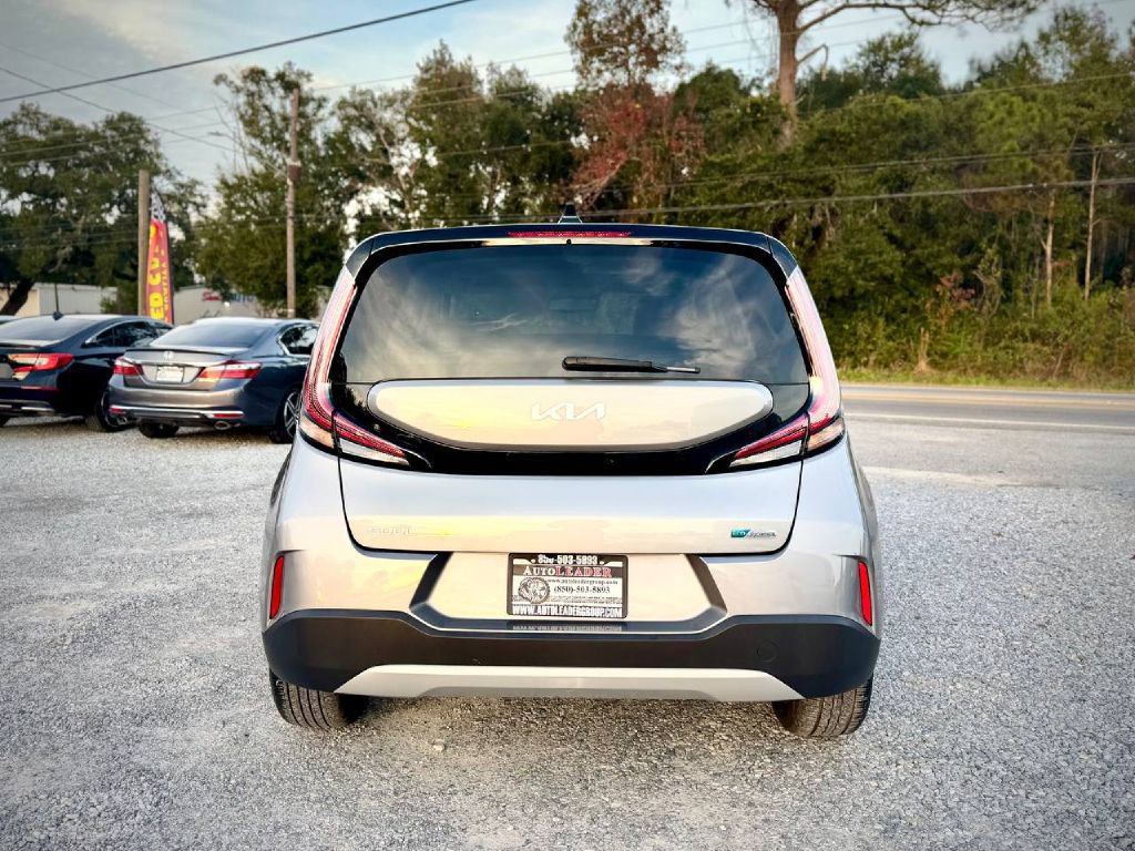 Used 2023 Kia Soul EX image 3