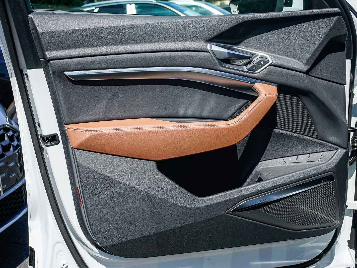 Used 2024 Audi Q8 e-tron Premium Plus w/ Premium Plus Package image 19