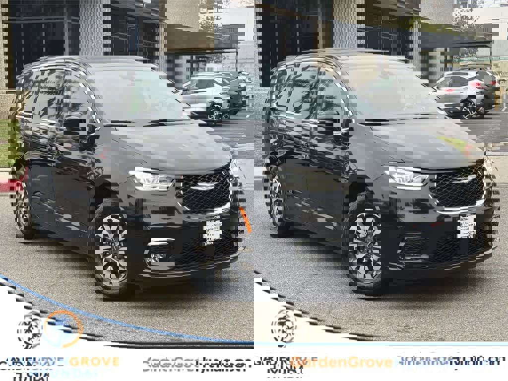 Used 2024 Chrysler Pacifica Select