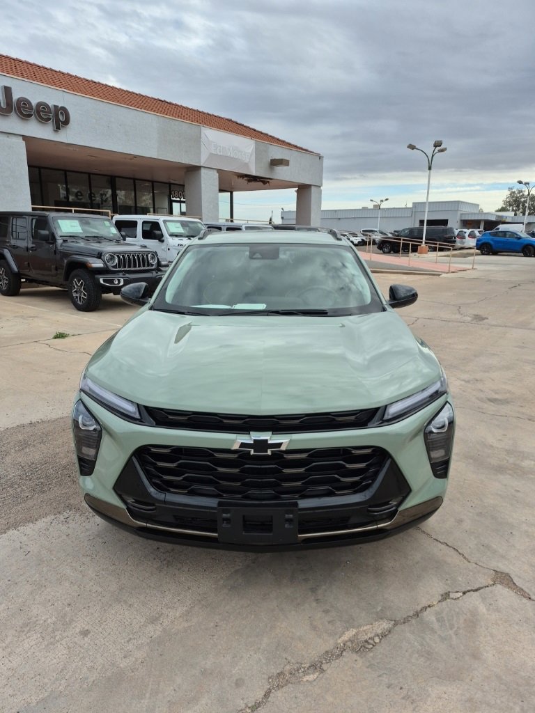 Used 2025 Chevrolet Trax ACTIV w/ Driver Confidence Package image 2