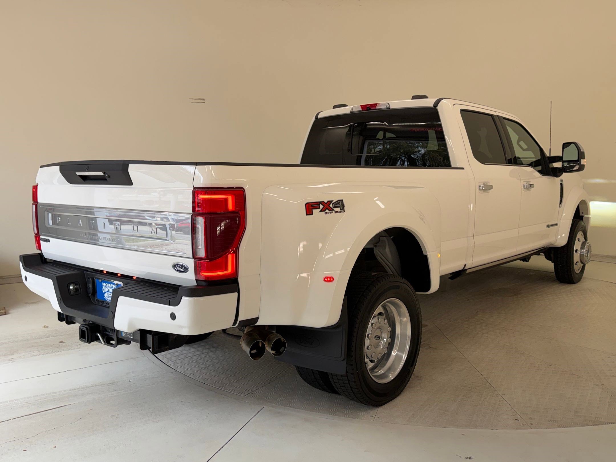 Certified 2022 Ford F450 Platinum w/ FX4 Off-Road Package image 9