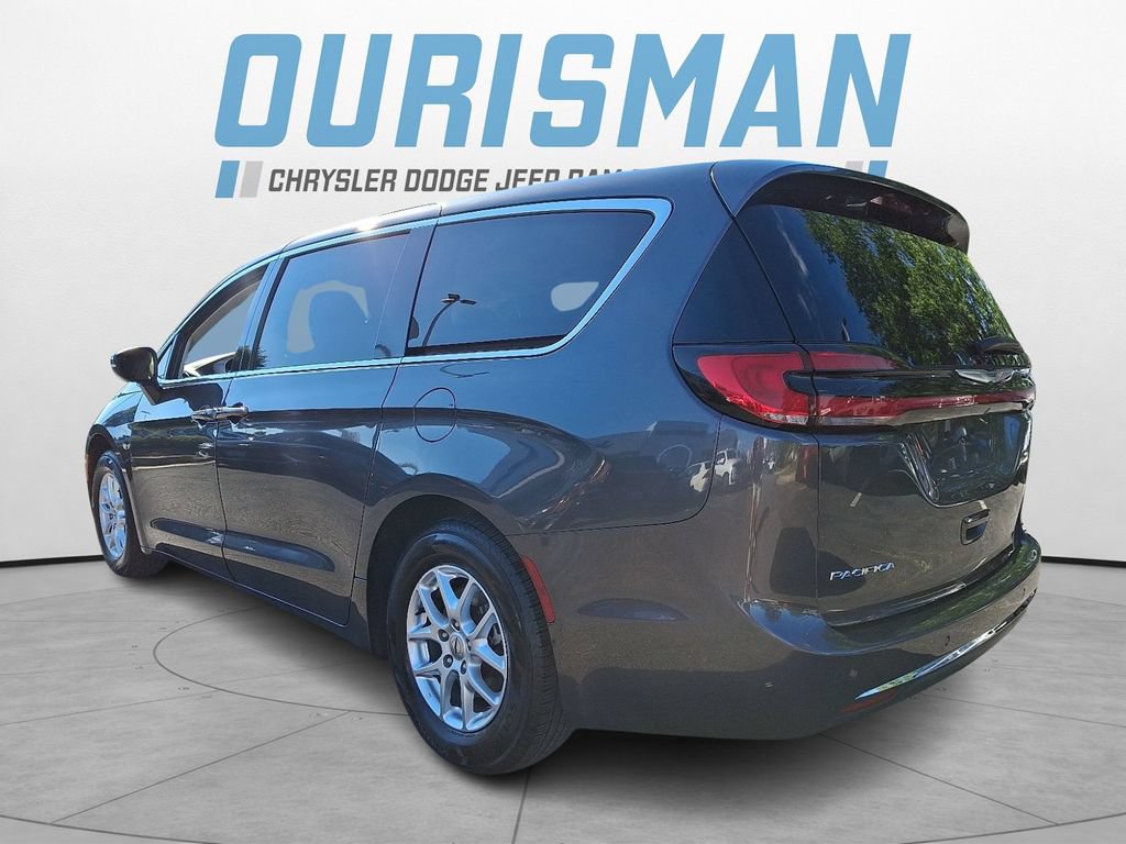 Used 2023 Chrysler Pacifica Touring-L FWD image 4
