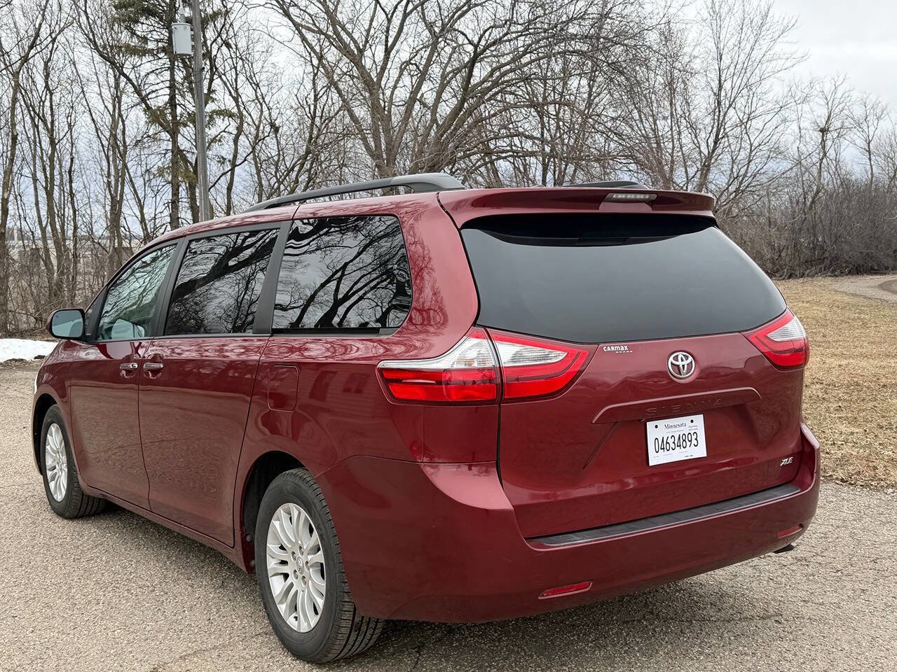 Used 2017 Toyota Sienna XLE image 3