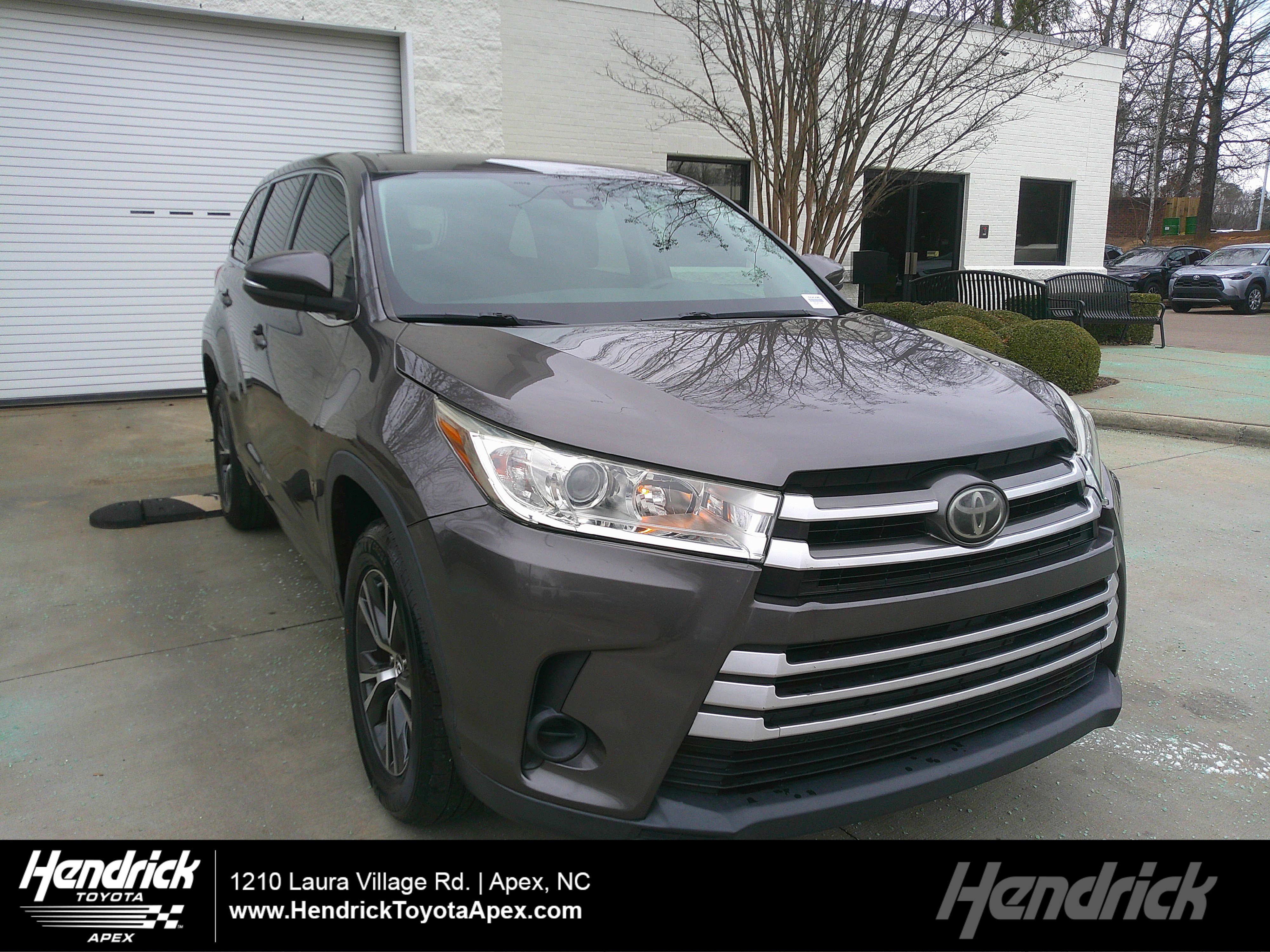 Used 2017 Toyota Highlander LE image 1