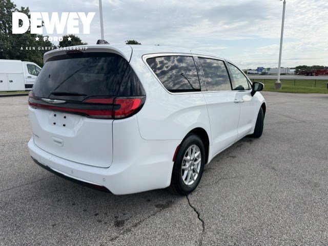 Used 2023 Chrysler Pacifica Touring-L FWD image 8
