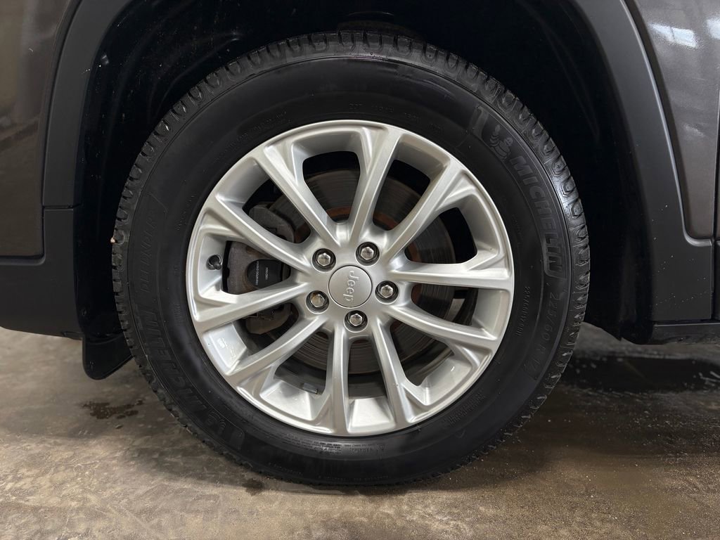 Used 2019 Jeep Cherokee Latitude w/ Cold Weather Group image 29