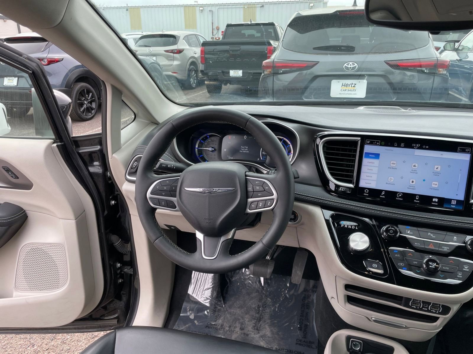 Used 2023 Chrysler Pacifica Touring-L image 37