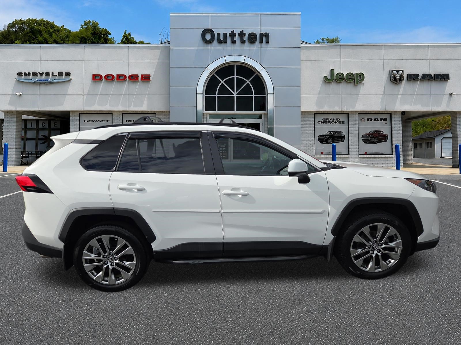Used 2019 Toyota RAV4 LE AWD/4WD image 2