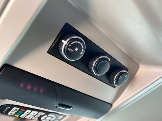 Used 2015 Chrysler Town & Country Touring w/ Driver Convenience Group image 35