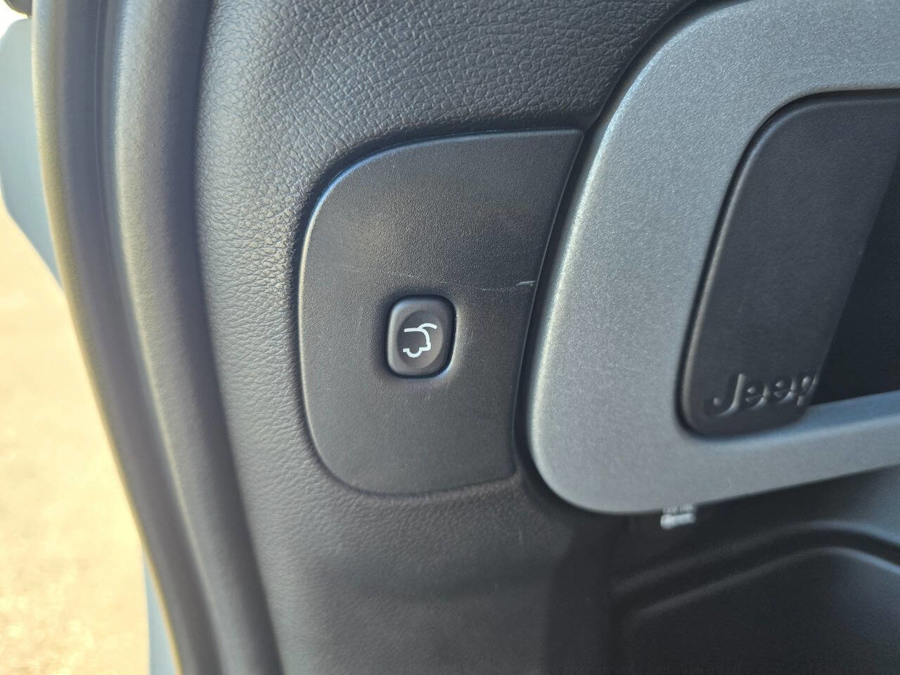 Used 2018 Jeep Cherokee Limited w/ Trailer Tow Group image 27