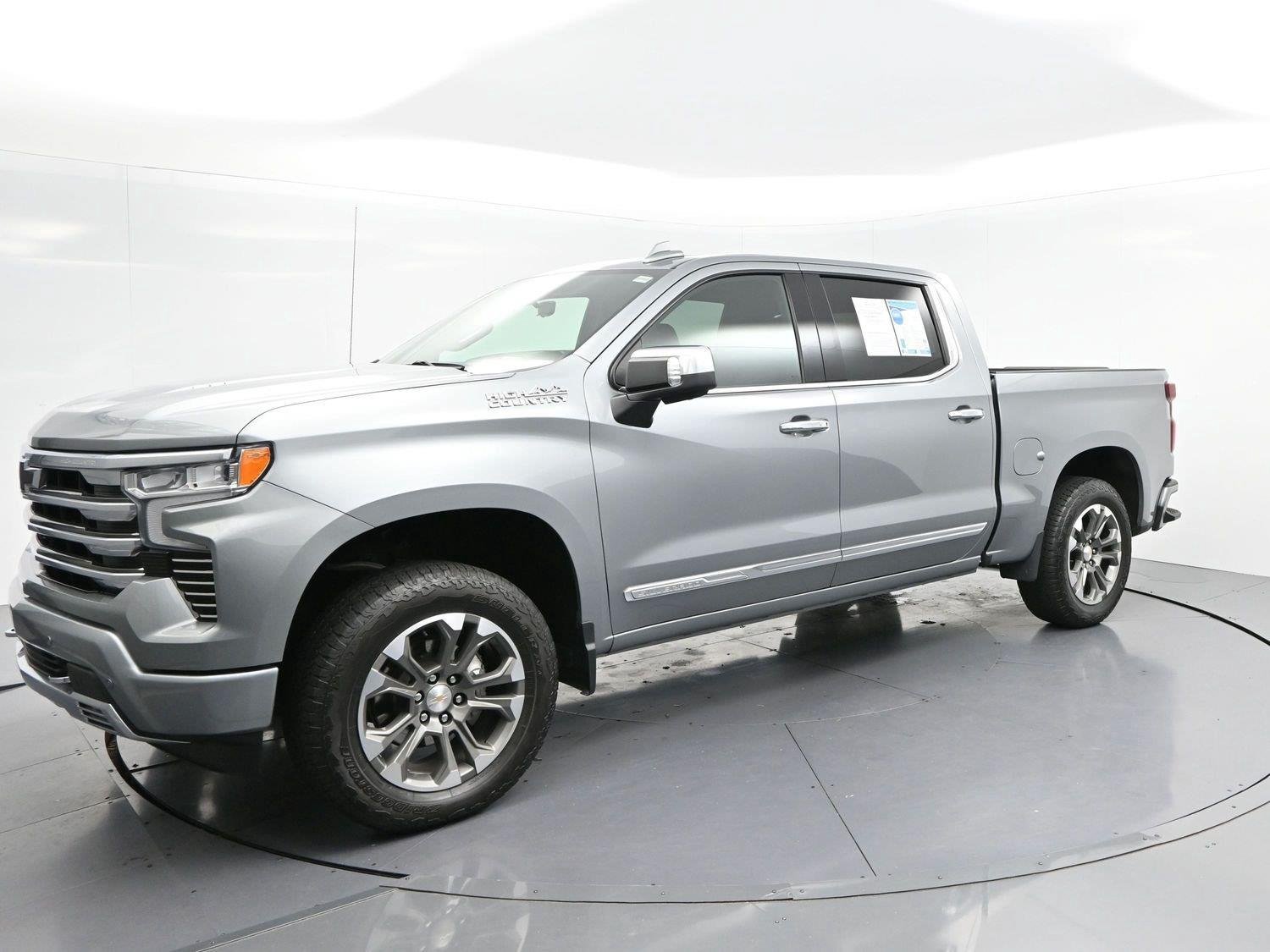 Used 2025 Chevrolet Silverado 1500 High Country w/ Technology Package AWD/4WD image 3