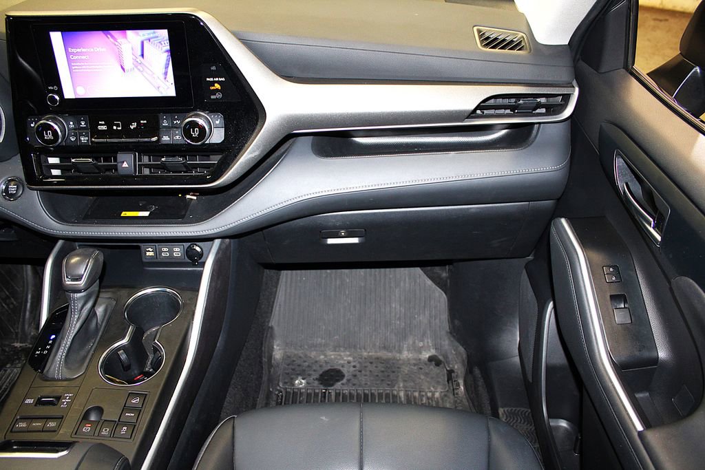 Used 2023 Toyota Highlander XLE AWD/4WD image 30