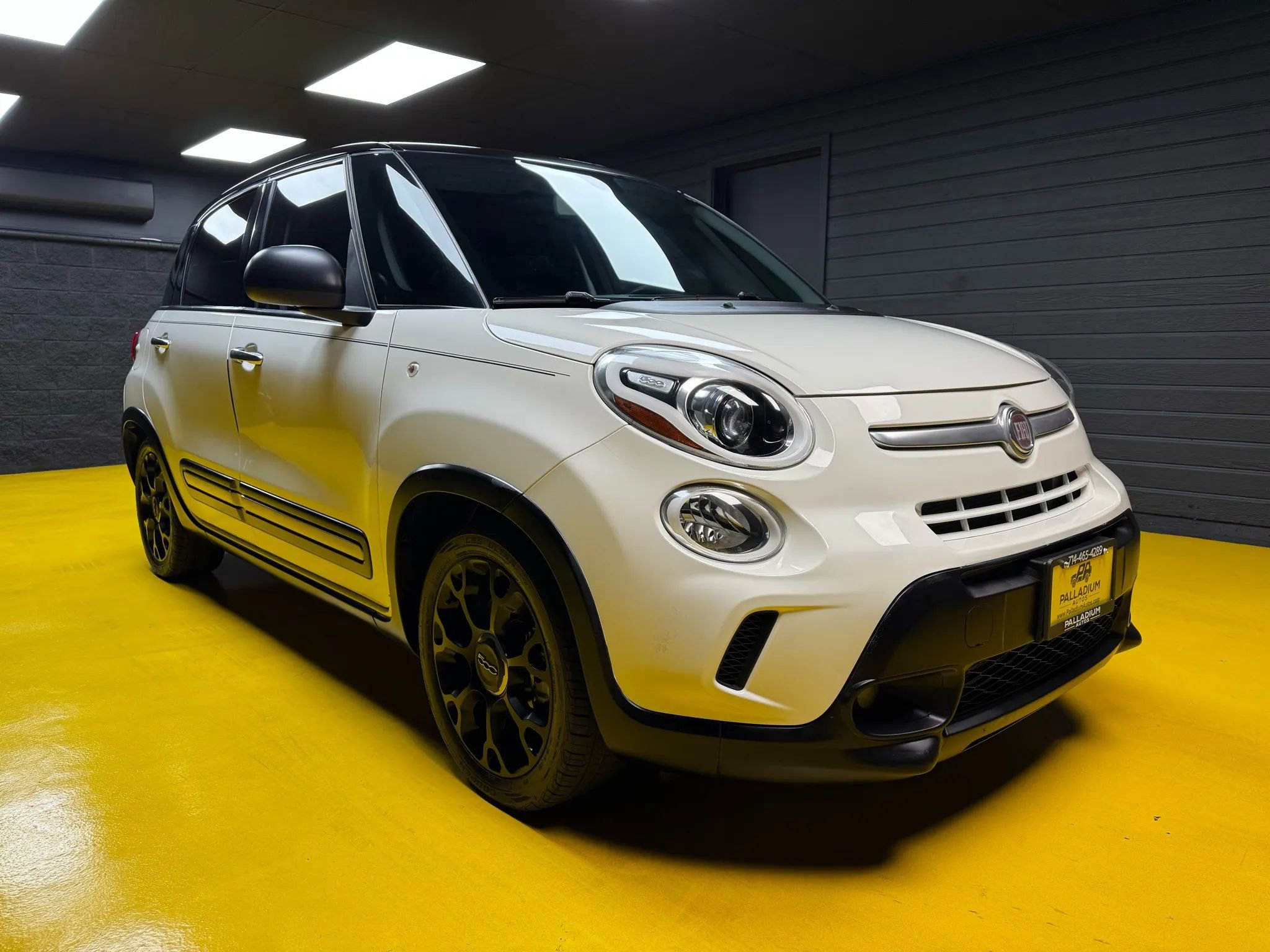 Used 2017 FIAT 500L Trekking w/ Dual-Pane Sunroof Package FWD image 5