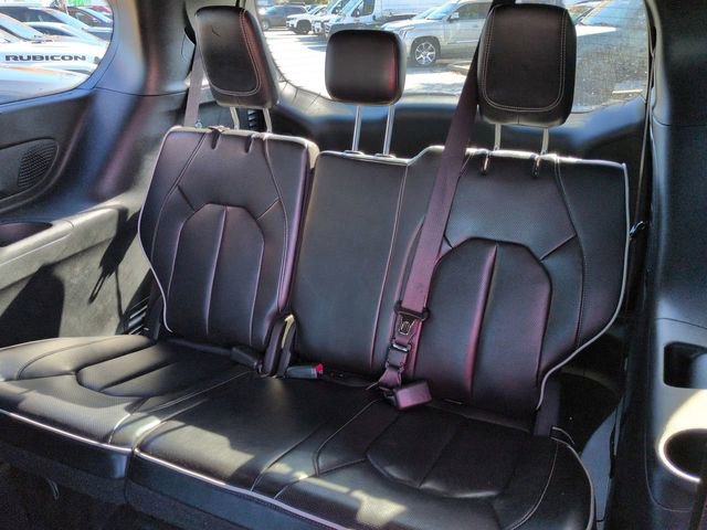 Used 2023 Chrysler Pacifica Limited w/ Uconnect Theater Family Group image 14