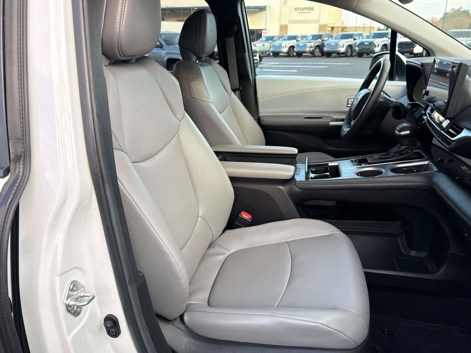 Used 2025 Toyota Sienna XLE FWD image 19