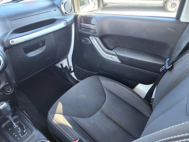 Used 2014 Jeep Wrangler Unlimited Sahara w/ Connectivity Group AWD/4WD image 15