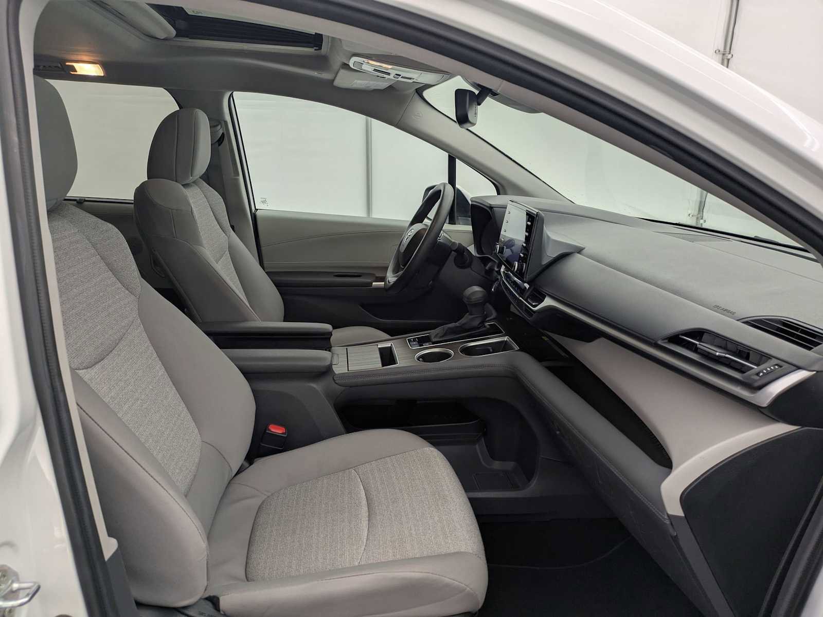 Used 2024 Toyota Sienna LE w/ LE Plus Package FWD image 22