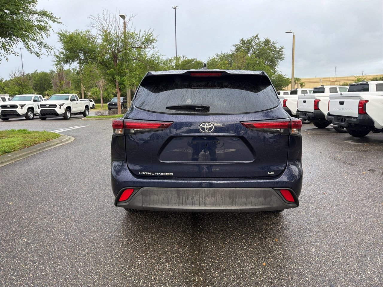 Used 2024 Toyota Highlander LE FWD image 4