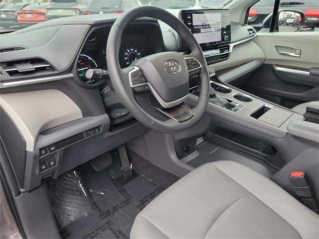 Used 2022 Toyota Sienna XLE image 19
