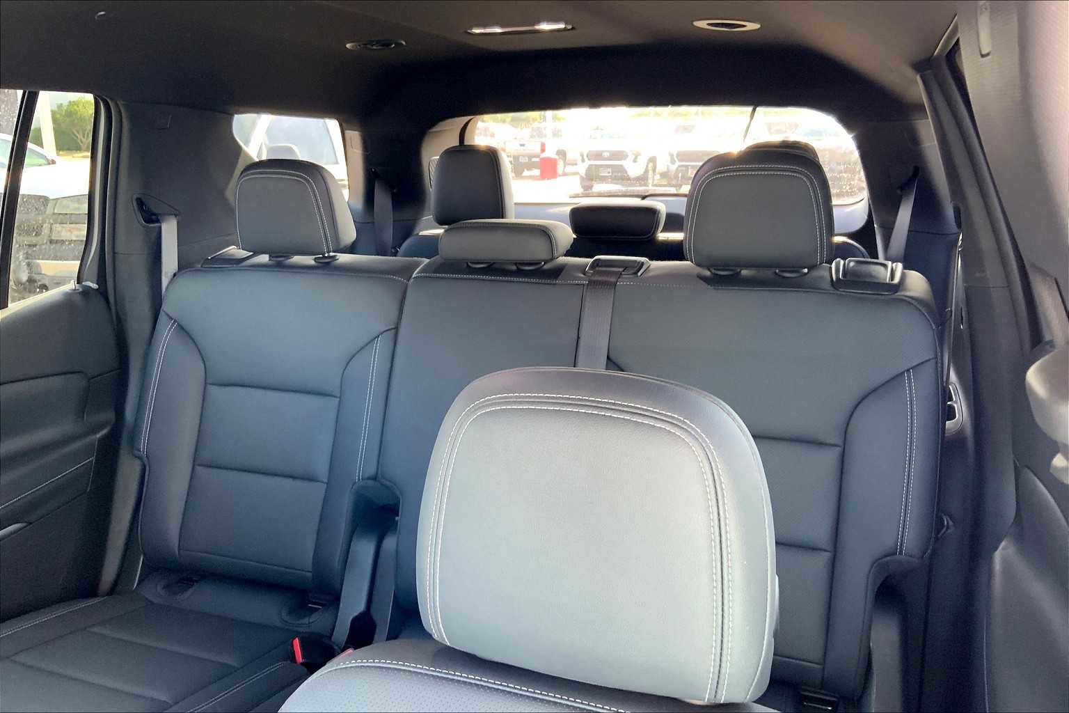 Used 2024 Chevrolet Traverse LT image 32