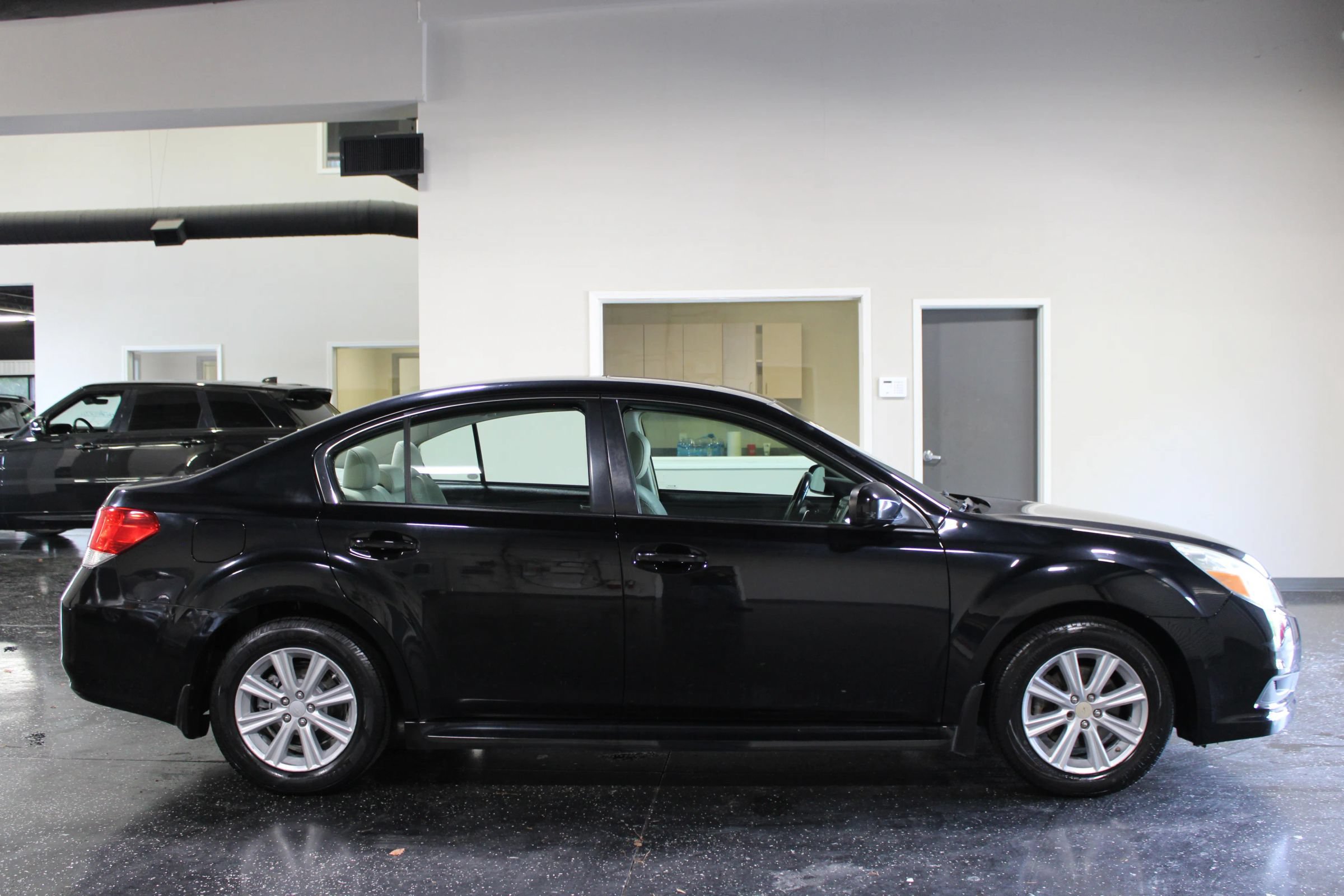 Used 2012 Subaru Legacy 2.5i Premium AWD/4WD image 2