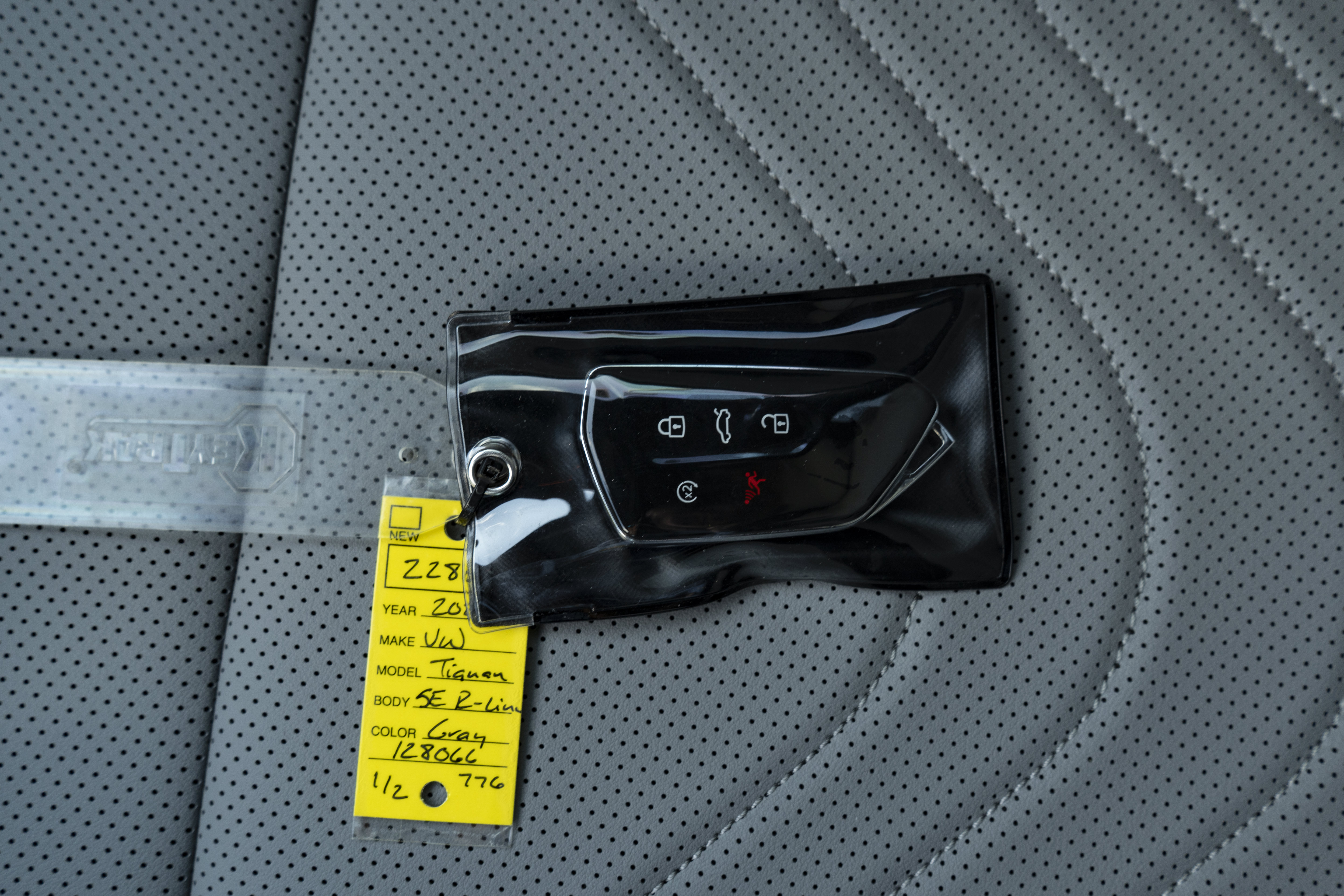 Certified 2026 Volkswagen Tiguan SE R-Line FWD image 40