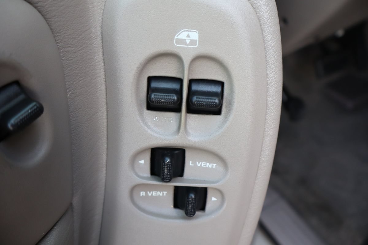 Used 2002 Chrysler Town & Country EX FWD image 27