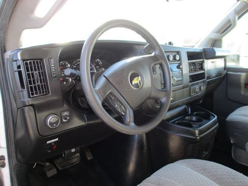 Used 2017 Chevrolet Express 4500 Extended RWD image 10