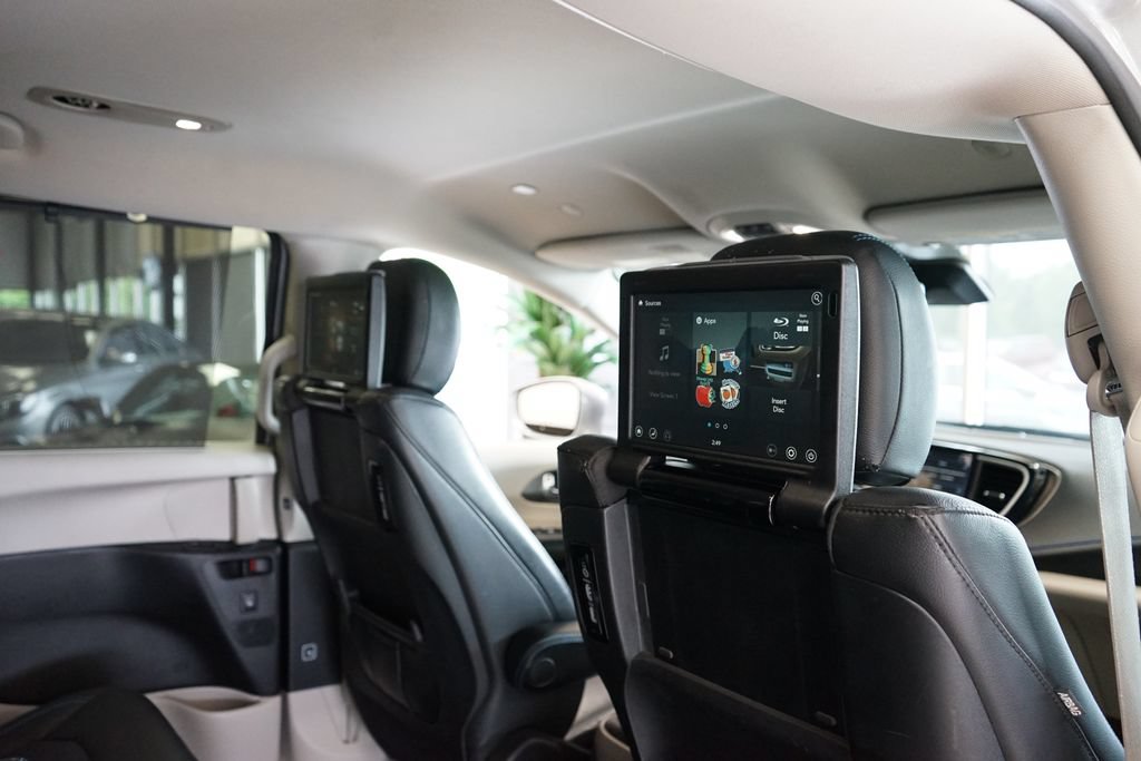 Used 2021 Chrysler Pacifica Touring-L w/ Uconnect Theater Family Group AWD/4WD image 2