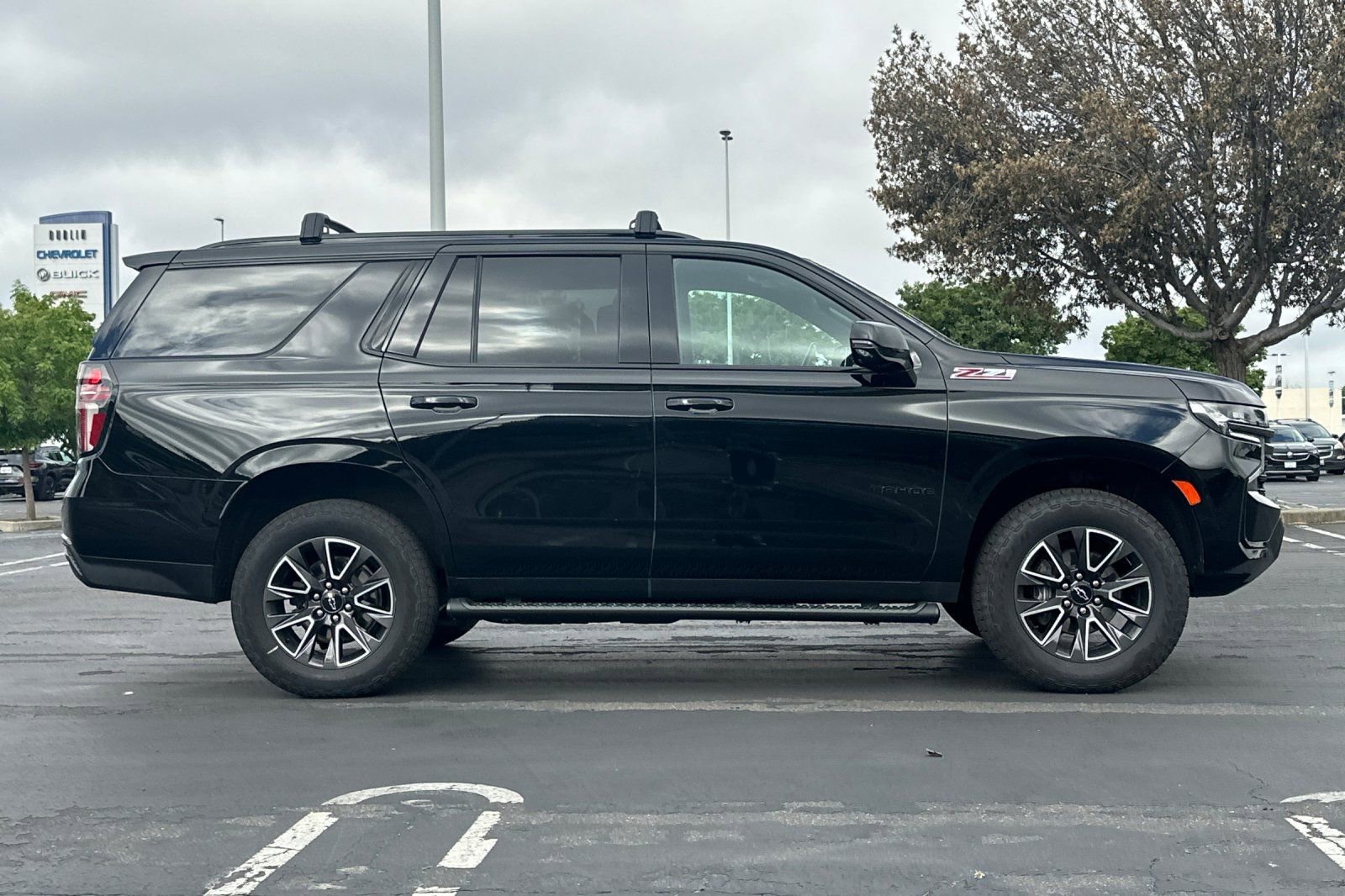 Used 2021 Chevrolet Tahoe Z71 w/ Z71 Off-Road Package AWD/4WD image 3