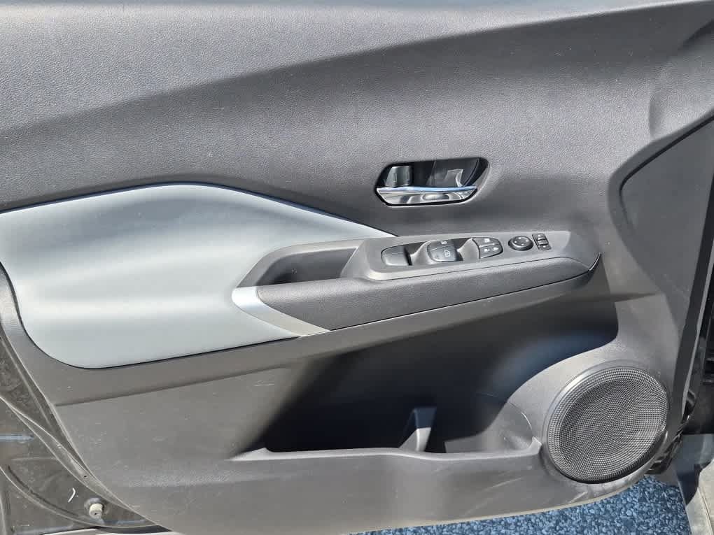 Used 2023 Nissan Kicks SR w/ SR Premium Package FWD image 9