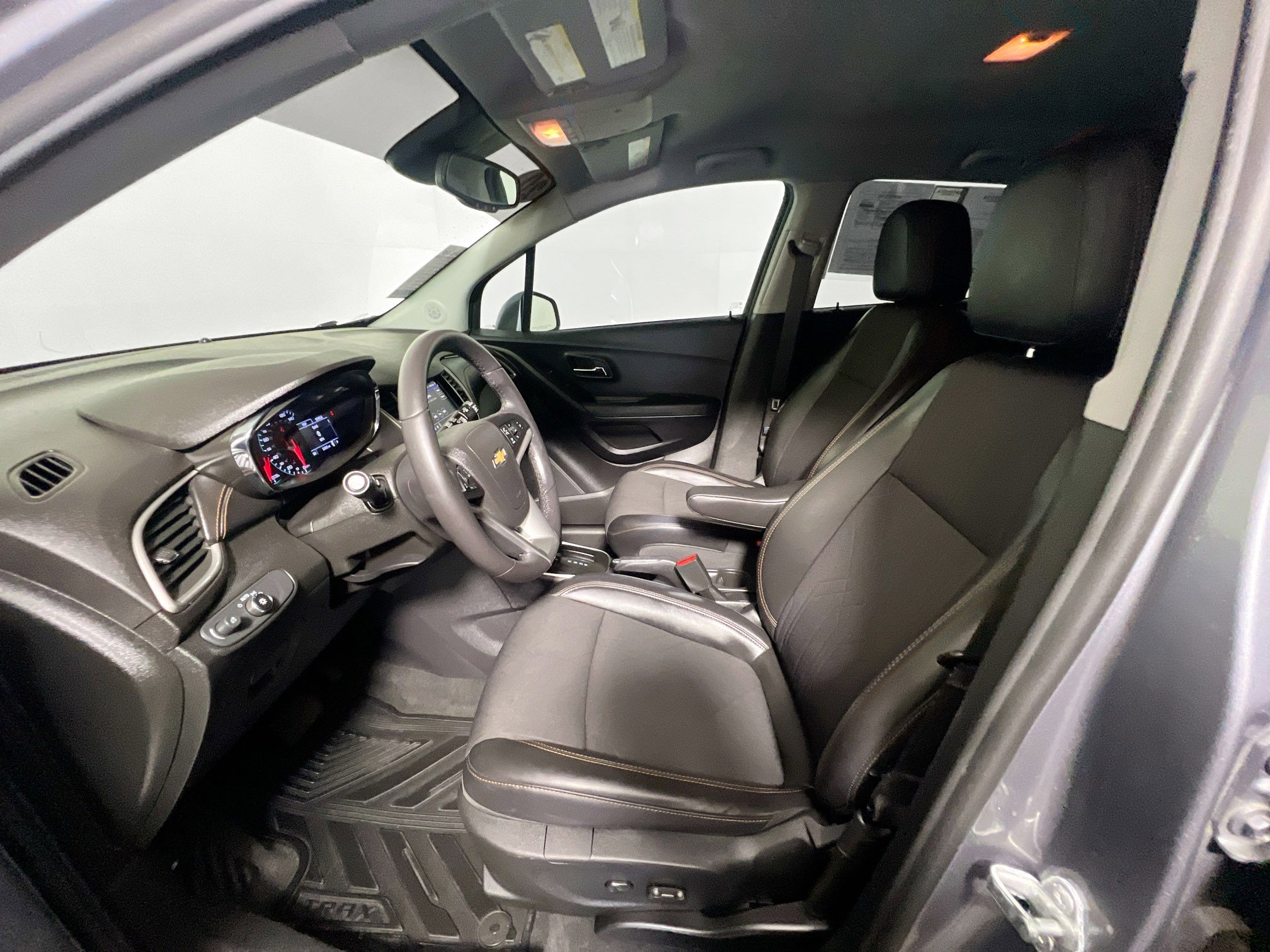 Used 2020 Chevrolet Trax LT w/ LT Convenience Package image 14