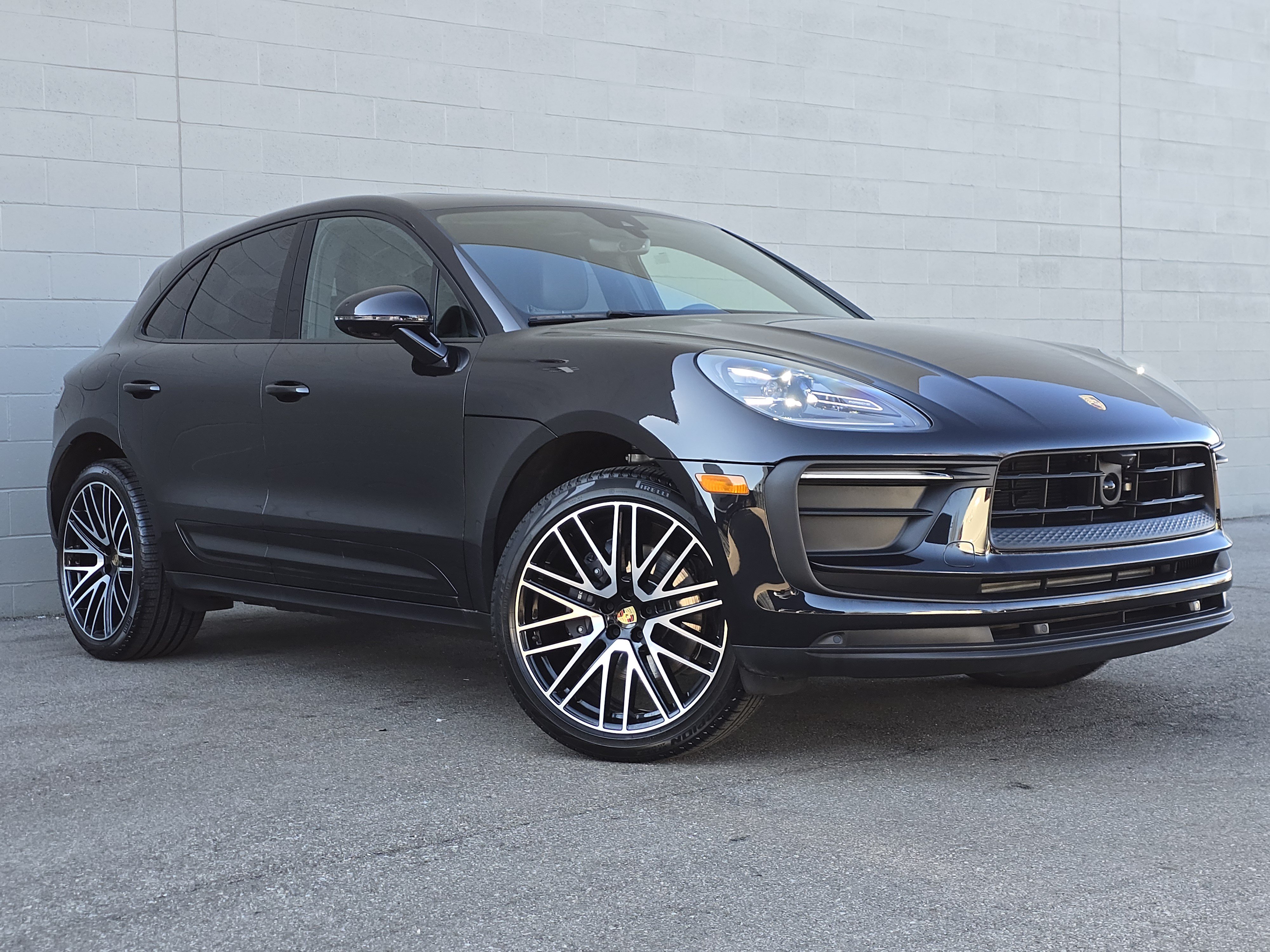 Certified 2025 Porsche Macan AWD/4WD image 7