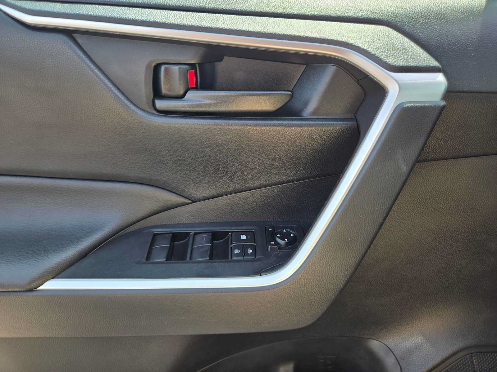 Certified 2021 Toyota RAV4 LE AWD/4WD image 26