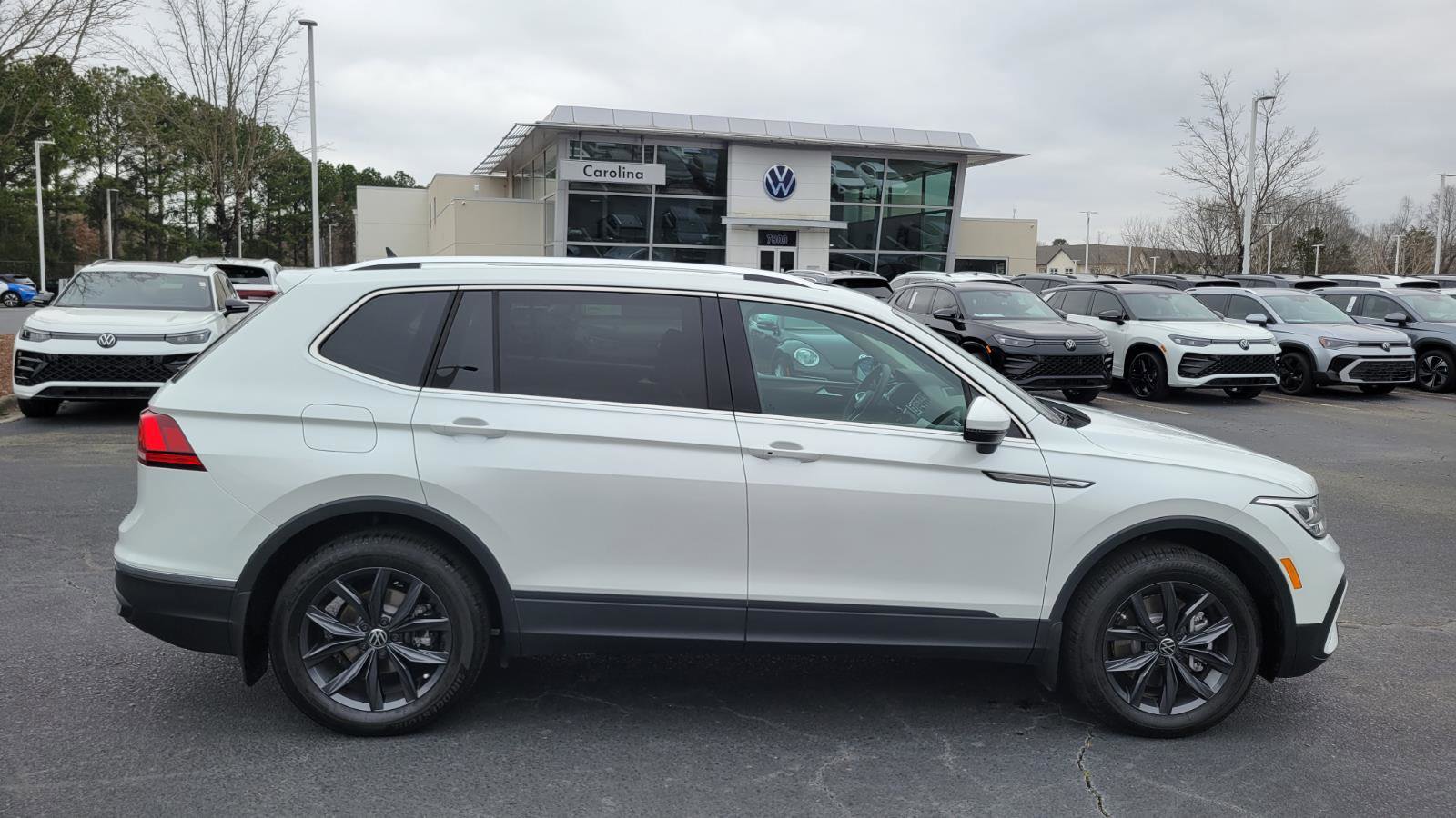 Certified 2023 Volkswagen Tiguan SE w/ Panoramic Sunroof Package image 6
