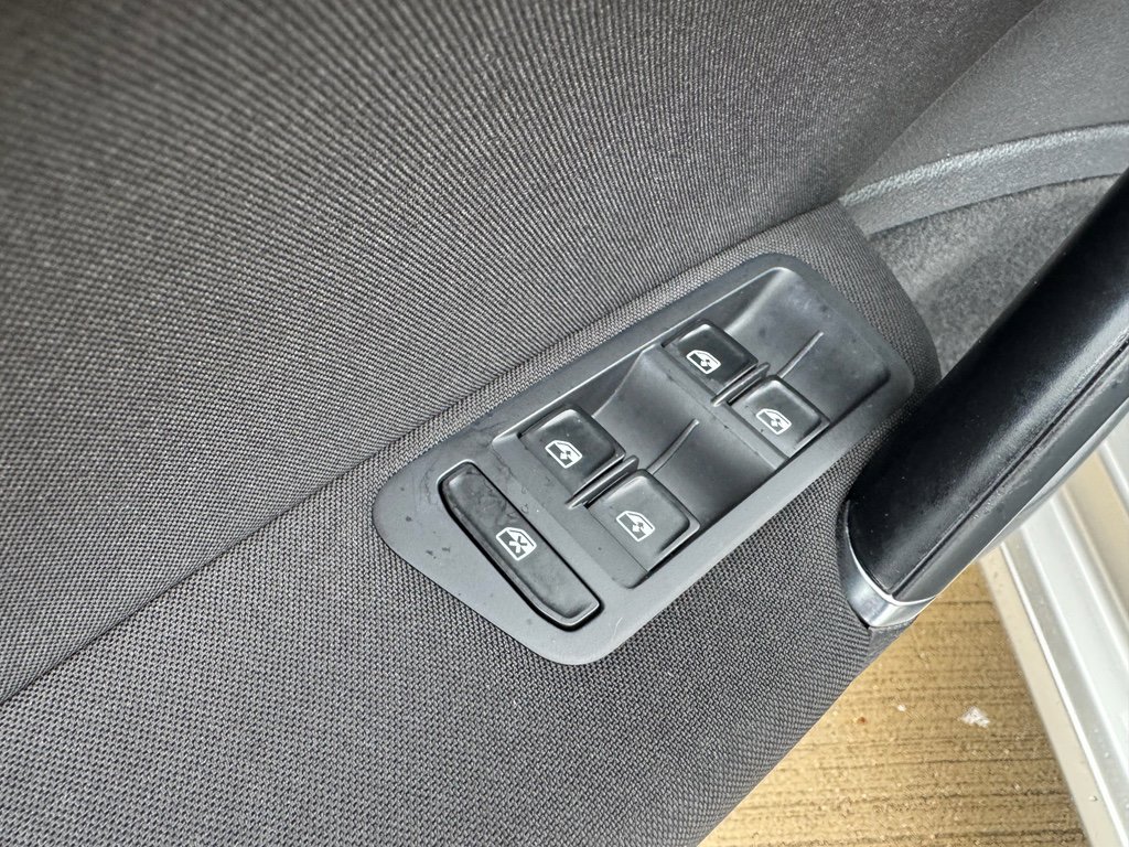 Used 2017 Volkswagen Golf S image 12