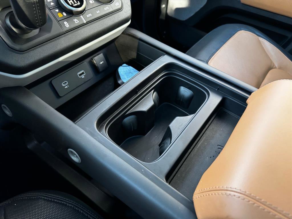 Used 2024 Land Rover Defender 130 X-Dynamic SE image 16