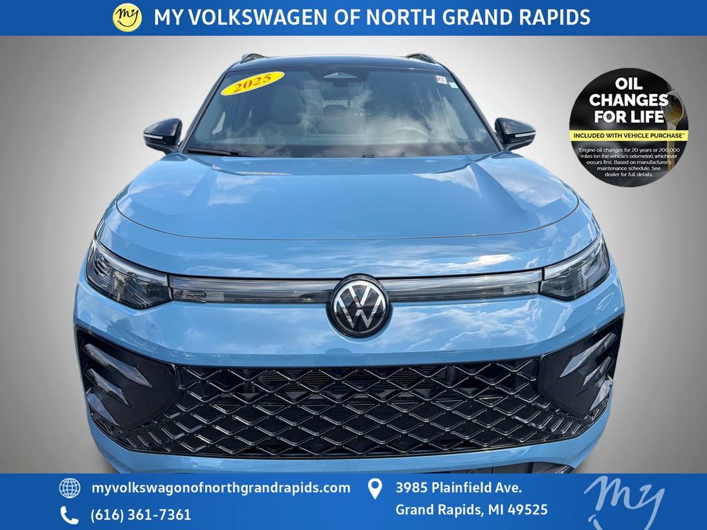 Used 2025 Volkswagen Tiguan SE R-Line AWD/4WD image 3