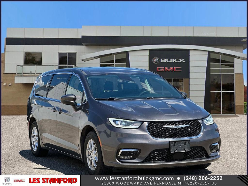 Used 2023 Chrysler Pacifica Touring-L FWD image 8