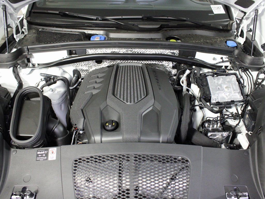 Certified 2025 Porsche Macan image 38