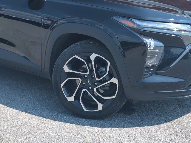 Used 2025 Chevrolet Trax RS w/ Sunroof Package FWD image 2