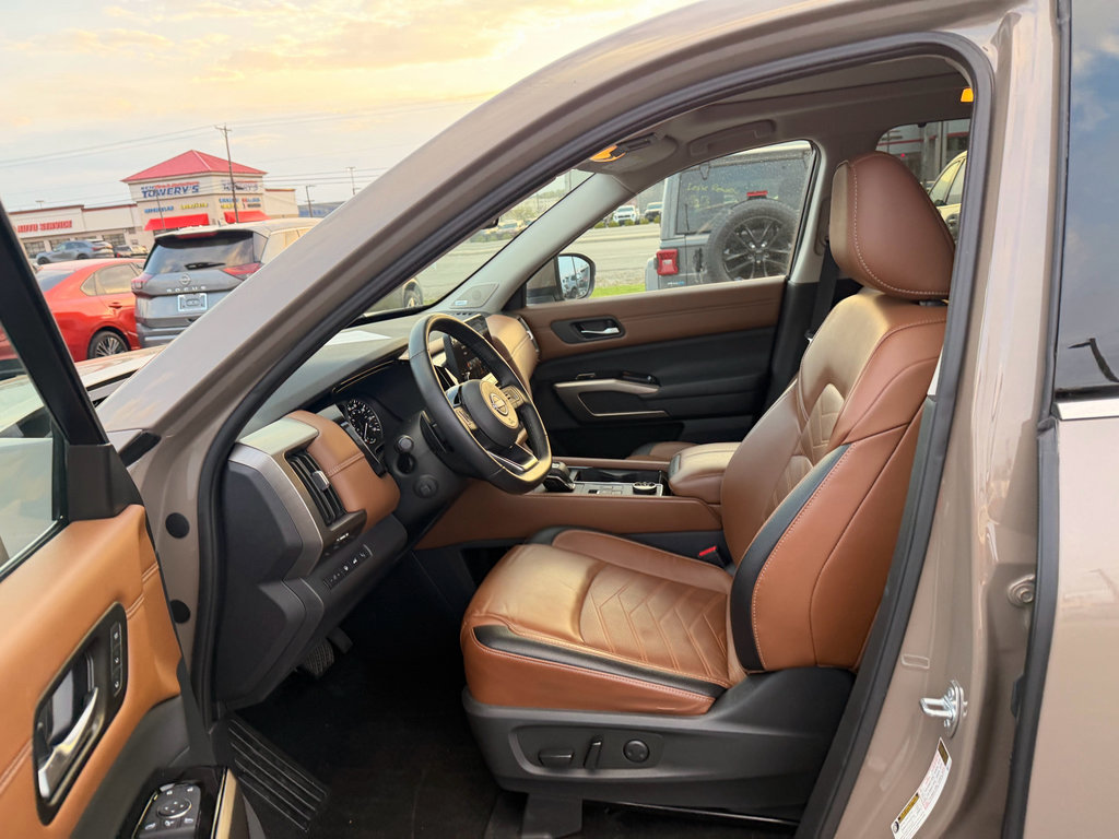 Used 2023 Nissan Pathfinder Platinum image 6