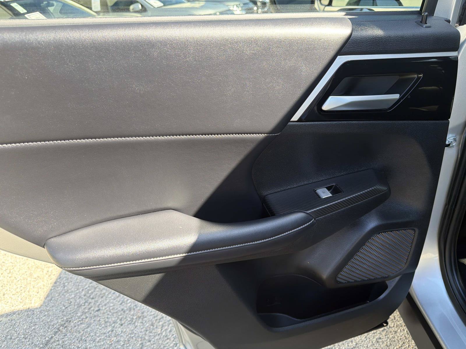 Used 2024 Mitsubishi Outlander 4WD Plug-In Hybrid image 11