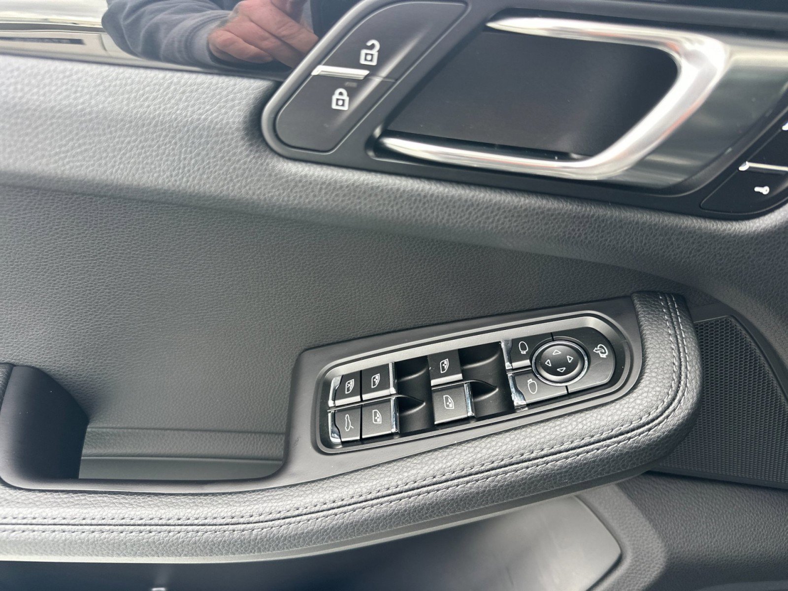 Used 2022 Porsche Macan image 12