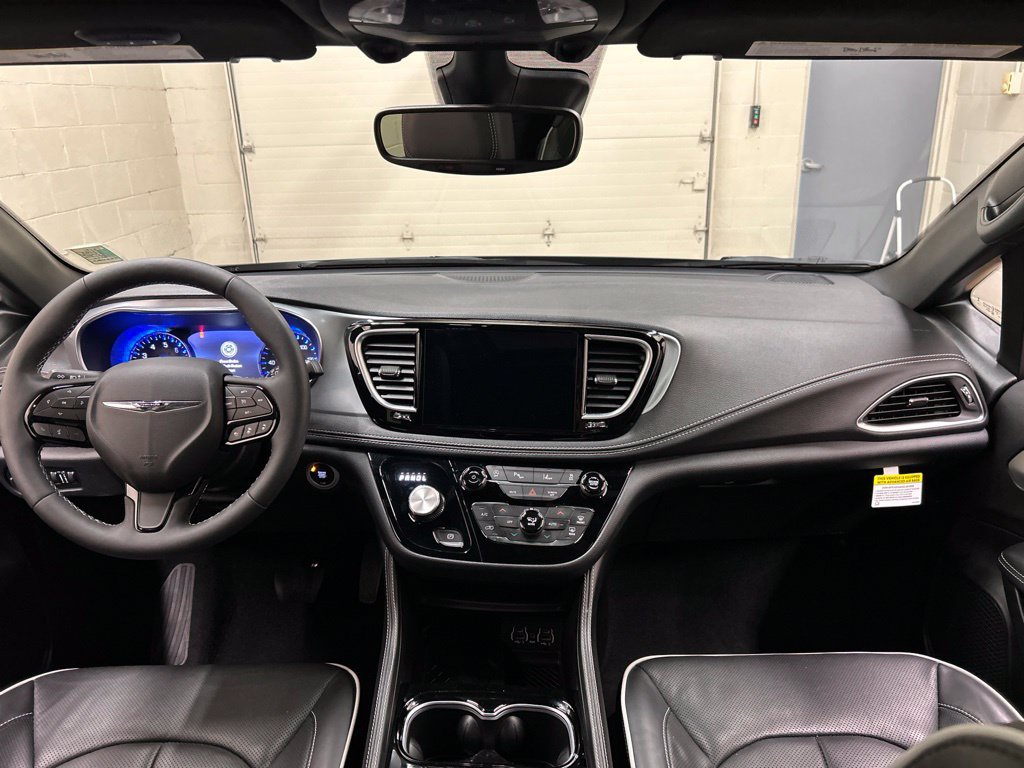 Used 2025 Chrysler Pacifica Limited FWD image 20