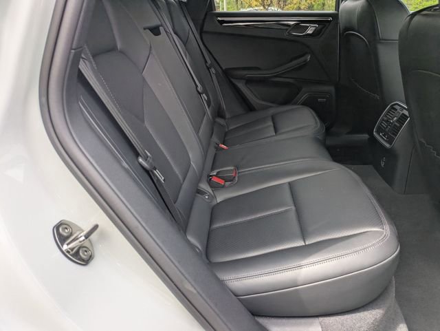 Used 2025 Porsche Macan AWD/4WD image 29