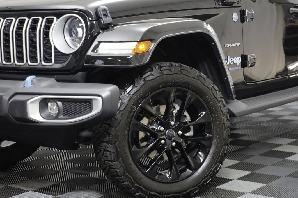 Used 2024 Jeep Wrangler Unlimited Sahara w/ Technology Group AWD/4WD image 3