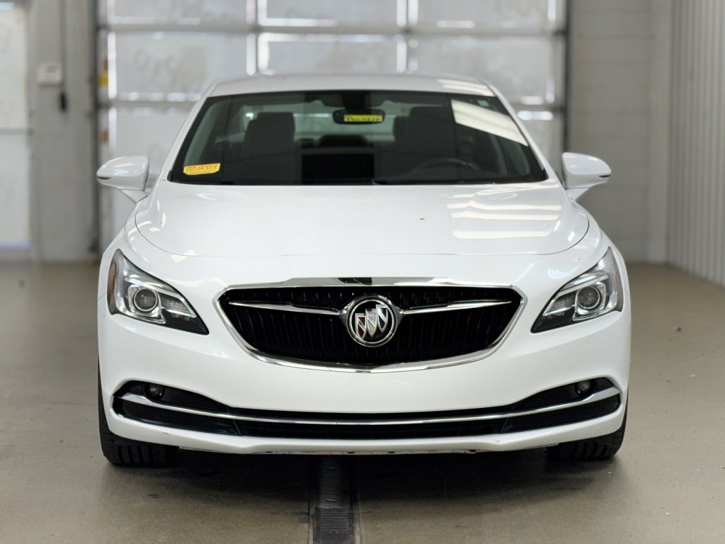 Used 2019 Buick LaCrosse Essence image 2
